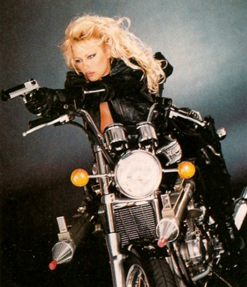 1995 Pamela Anderson in sella alla Triumph Thunderbird
