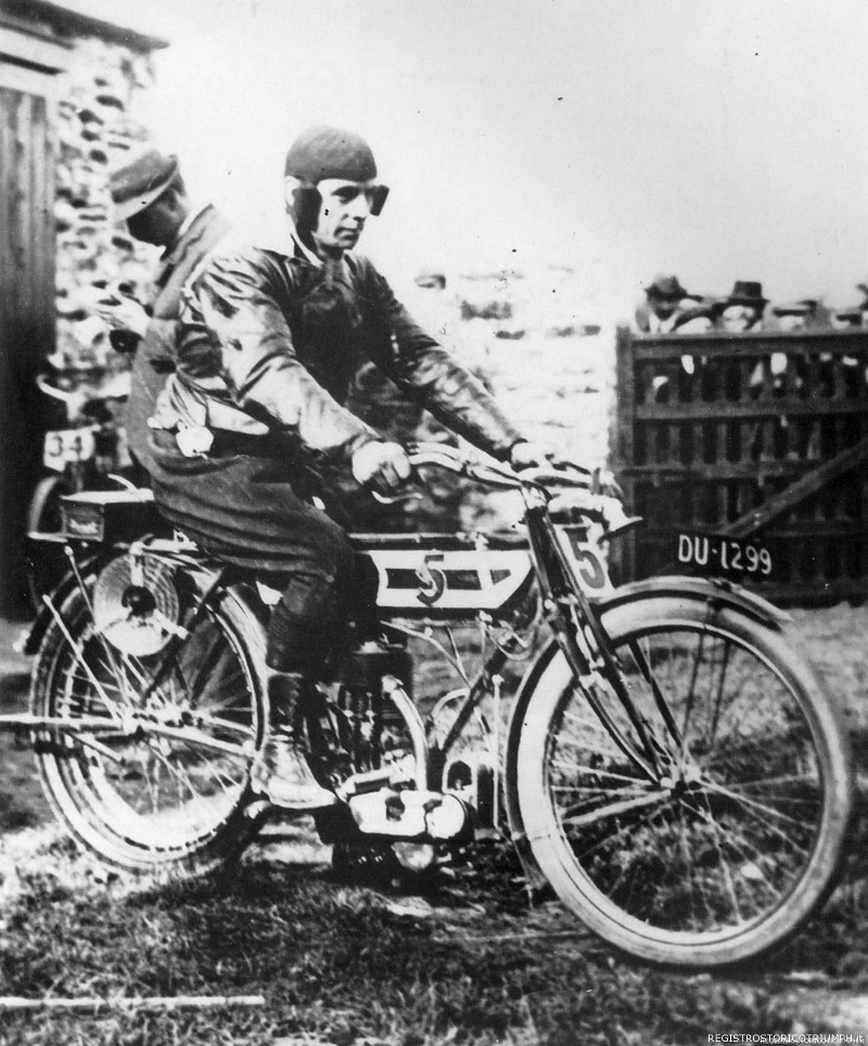 1908 - Jack Marshall dopo la vittoria al Tourist Trophy (foto tratta da "Triumph Singles di Roy Bacon)
