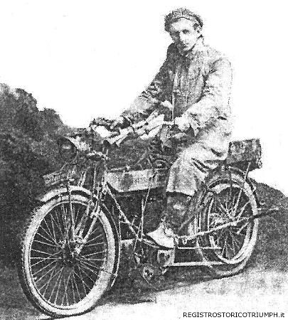 1910 - William Compton in sella alla sua Triumph