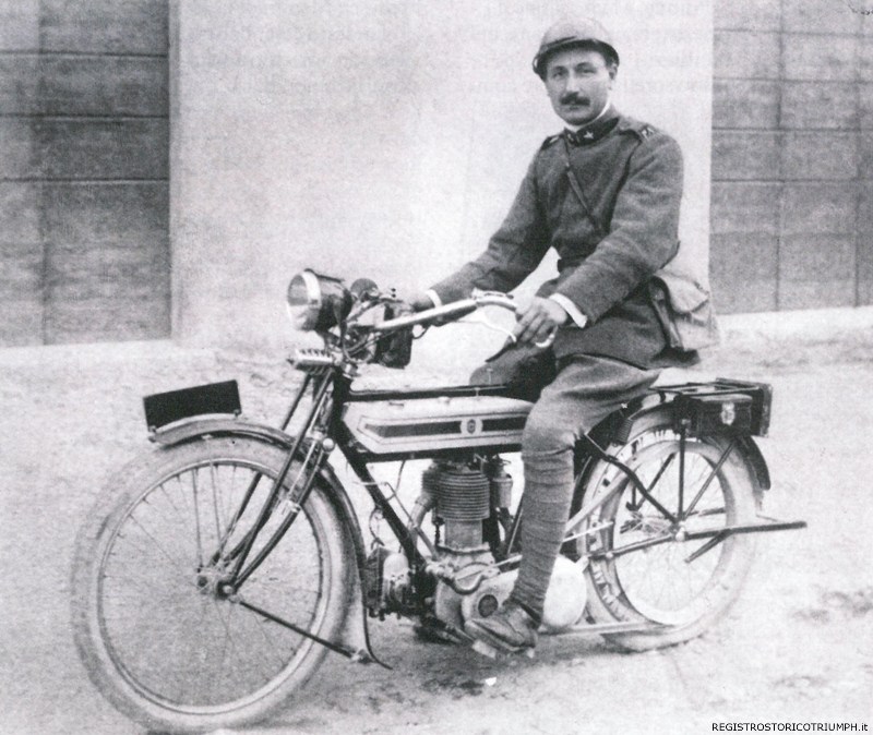 1914 - Gino Magnani, fondatore di Motociclismo, in sella alla Triumph 500