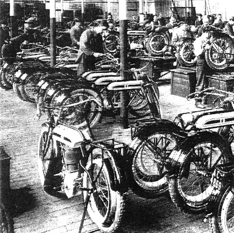 1915 - Linea produttiva Triumph nello stabilimento di Coventry (Model H)