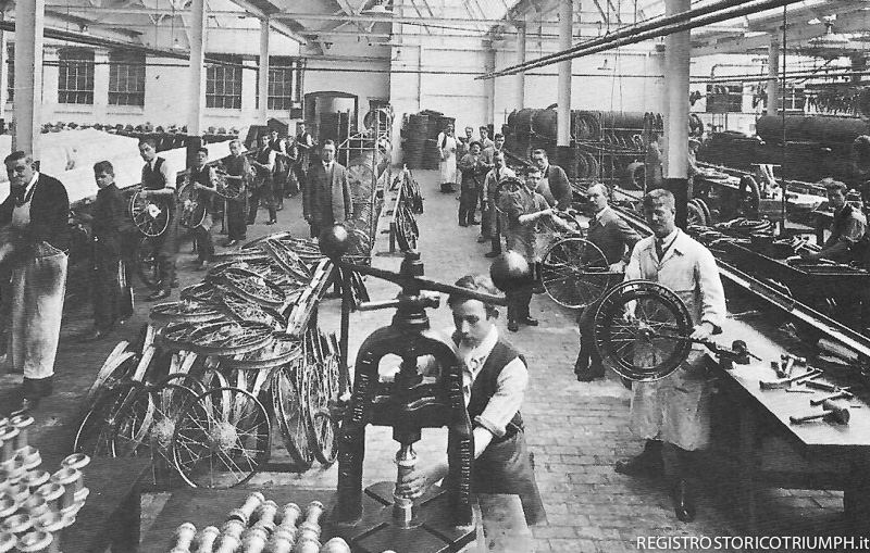 1924 - Stabilimento Triumph reparto produzione ruote