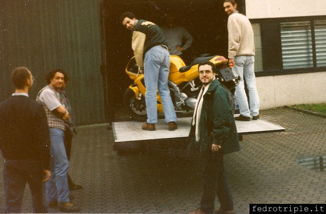 1996 - Arrivo della prima Triumph Daytona T595 ad Arese, sede della Numero Tre